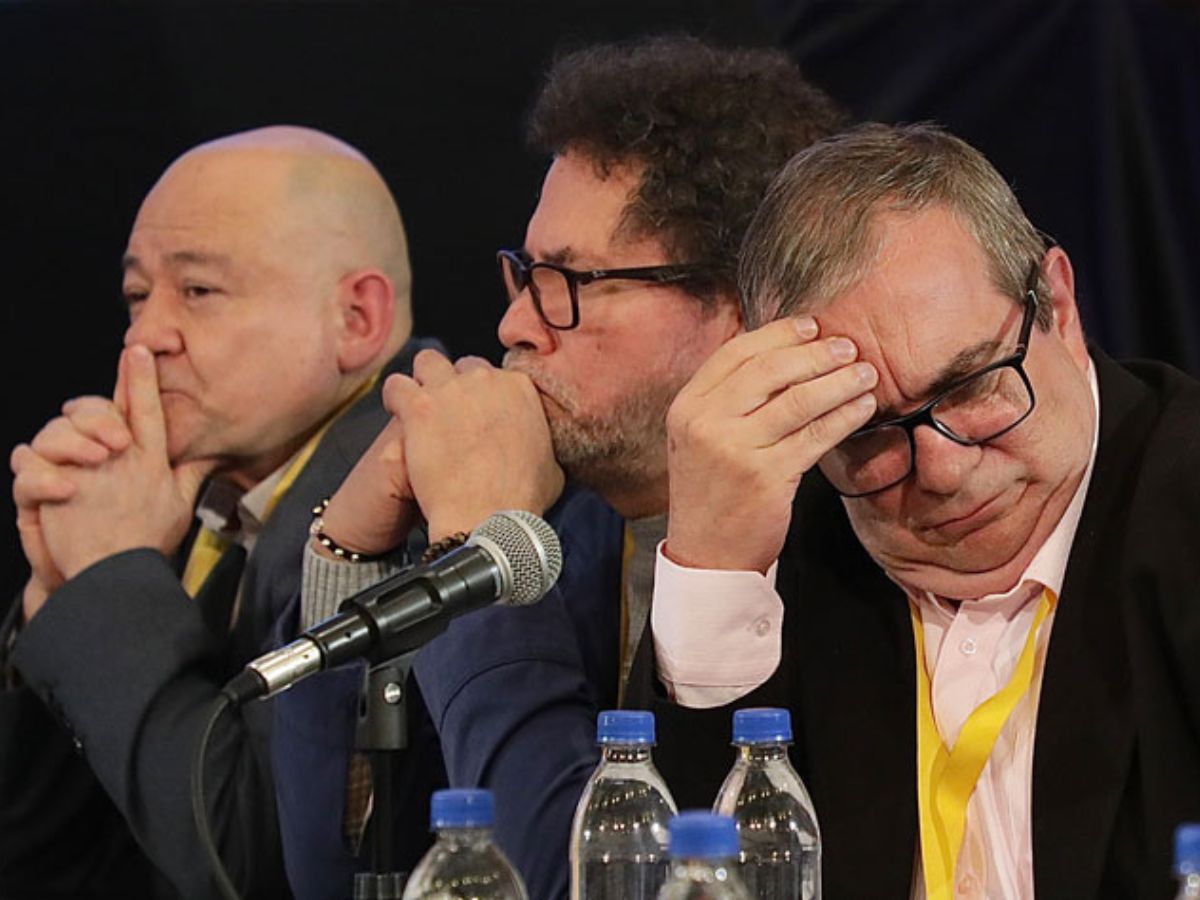 🗣️"En vez de una muñeca fue un fusil, en vez de una alegría fueron unas lágrimas, una niñez que me robaron y que no me van a devolver nunca".

Esto dijo una de las 951 víctimas que relataron a la <a href="/JEP_Colombia/">Jurisdicción Especial para la Paz</a> lo que sufrieron al ser reclutadas por las Farc siendo niños.

Va🧵