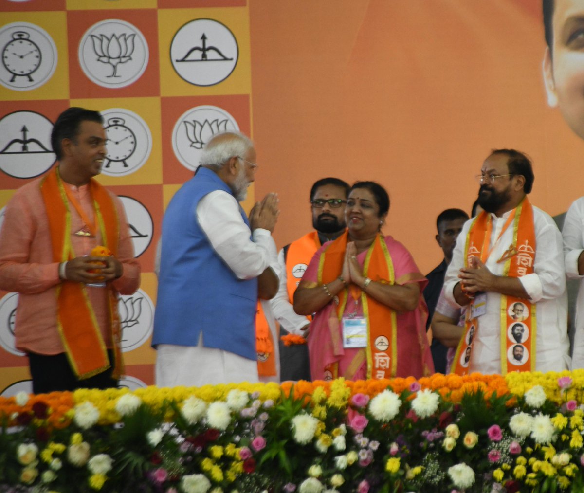 RavindraWaikar's tweet photo. देशाचे यशस्वी पंतप्रधान मा. श्री. नरेंद्र जी मोदी यांची शिवाजी पार्क येथे पार पडलेल्या जाहीर सभेत उपस्थित राहिलो. ही सभा मुंबई महानगरातील महायुतीच्या सर्व उमेदवारांच्या प्रचारार्थ आयोजित करण्यात आली होती.

यावेळी त्यांनी केंद्र सरकार महाराष्ट्राच्या प्रगतीला गती देण्यासाठी राबवत असलेले विविध उपक्रम सांगत महाराष्ट्राच्या अबाधित विकासाला महायुती हाच पर्याय असल्याचे सांगितले. यासाठीच त्यांनी मुंबईच्या मतदारांना आवाहन केले की येणाऱ्या २० नोव्हेंबर ला सर्वांनी महायुतीच्या उमेदवारांना प्रचंड बहुमताने निवडून देत आपले उज्वल भविष्य निश्चित करावे. 
.
.
@narendramodi
@mieknathshinde
@Shivsenaofc
@ManishaRWaikar
.
 #शिवसेना🚩#Shivsena #मुंबई  #Mumbai