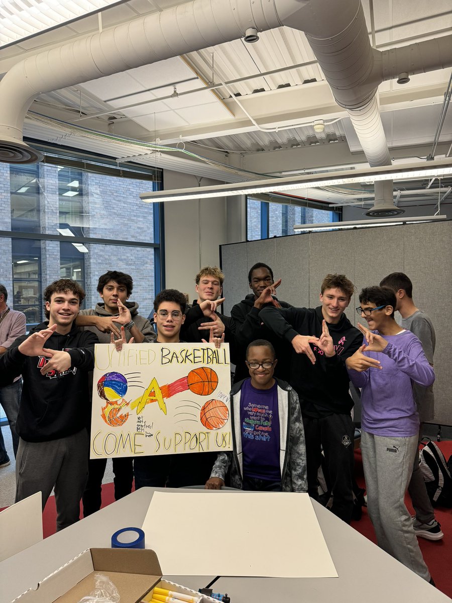 miss_shalashVJA's tweet photo. Such a fun enrichment today making posters for our traditional and unified basketball teams! @VJA_SPOLY 
Special thanks to @tboltstorm 🌩️🖤 #BoltUp https://t.co/Iu5YJLbU61