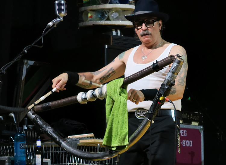 Neue Konzertreview online: Die experimentelle Berliner Klangkunst-Formation EINSTÜRZENDE NEUBAUTEN stellt mit vielen skurrilen Instrumenten ihr neues Album in der Frankfurter #Batschkapp vor. bit.ly/4ftXQmQ #einstuerzendeneubauten #industrial #experimental #noise