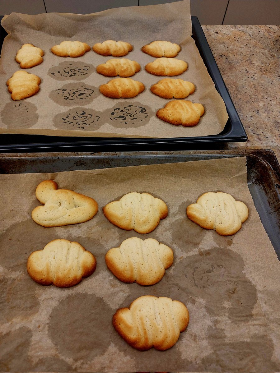 GrunzeugD's tweet photo. Ob da für morgen noch was zum Dekorieren bleibt? Und noch wichtiger...ob davon noch was für den Schulmarkt bleibt?

Berechtigte Zweifel sind angemeldet. 🤭

#Kekse #backen #undweg https://t.co/Hz23SXmO6R