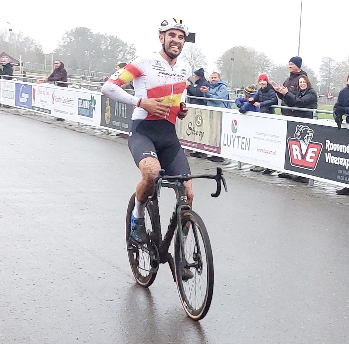 PodcastDeCross's tweet image. Jawel!! Er staat weer een nieuwe podcast online! 👌🏻We spraken met toptalent David Haverdings over zijn mooie seizoensstart! Ook spraken we over de laatste en komende crossen! Benieuwd? ▶️ open.spotify.com/episode/1rKDYX… 

#cyclocross #x2otrofee #Superprestige @Davidhaverding1 @X2OTrofee