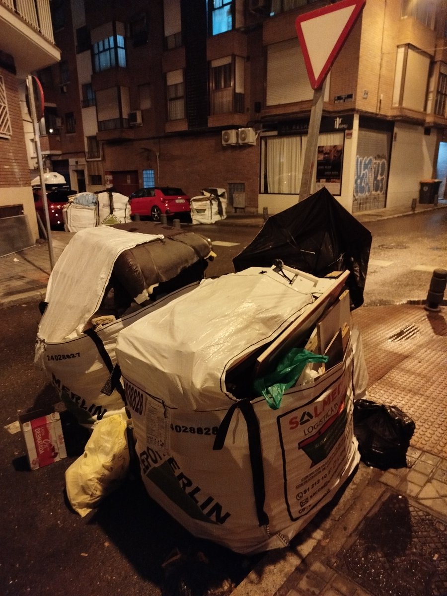 PradolongoUsera's tweet image. Jaspe con Mariano Usera @Lineamadrid. Hay un nuevo punto limpio en el barrio cortesía de @MADRID @jmd_usera @policiademadrid #Usera #useratucasa