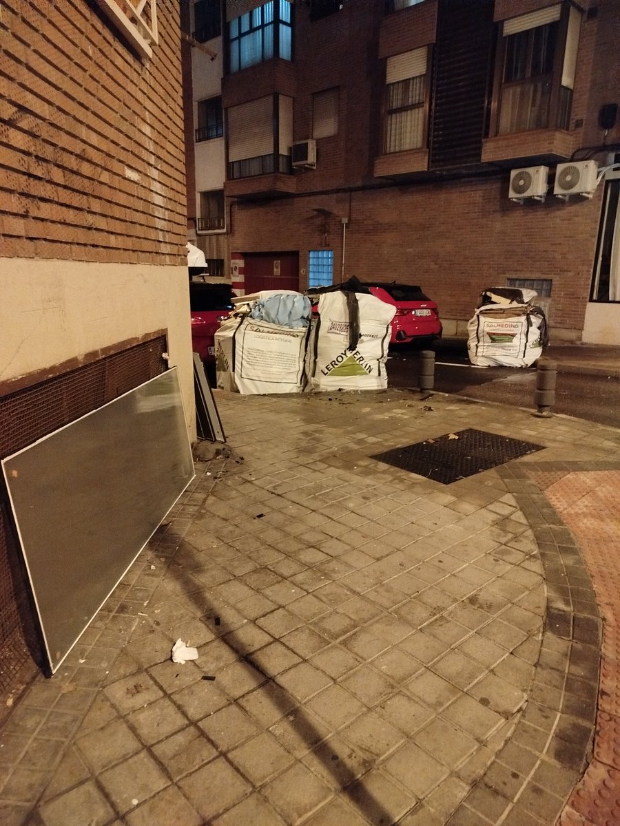 PradolongoUsera's tweet image. Jaspe con Mariano Usera @Lineamadrid. Hay un nuevo punto limpio en el barrio cortesía de @MADRID @jmd_usera @policiademadrid #Usera #useratucasa