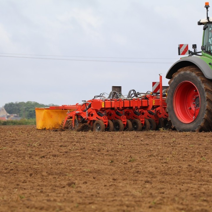KUHN_UK's tweet photo. The STRIGER is the perfect agronomic tool developed by KUHN for strip-till. In the row, you benefit from soil preparation, just like a conventional machine and in the inter-row, you capitalise on the advantages of direct seeding while preserving a cover of residue. https://t.co/XVcj0mveo1