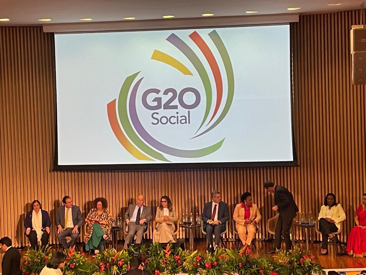 Stephanie Al-Qaq (@salqaq) on Twitter photo Assistindo ao lançamento da Cúpula Social do G20 <a href="/mdagovbr/">MDA</a> . Parabéns ao governo brasileiro pela iniciativa! <a href="/JanjaLula/">Janja Lula Silva</a> <a href="/ItamaratyGovBr/">Itamaraty Brasil 🇧🇷</a> <a href="/wdiaspi/">Wellington Dias</a> <a href="/CamiloSantanaCE/">Camilo Santana</a> <a href="/CidaMulheres/">Cida Gonçalves</a> <a href="/MargarethMnzs/">Margareth Menezes</a> <a href="/eduardopaes/">Eduardo Paes</a> <a href="/dasilvabenedita/">Benedita da Silva</a> <a href="/MarcioMacedoPT/">Marcio Macedo</a> <a href="/rosangelasgomes/">Rosangela Gomes</a> Assistindo ao lançamento da Cúpula Social do G20 <a href="/mdagovbr/">MDA</a> . Parabéns ao governo brasileiro pela iniciativa! <a href="/JanjaLula/">Janja Lula Silva</a> <a href="/ItamaratyGovBr/">Itamaraty Brasil 🇧🇷</a> <a href="/wdiaspi/">Wellington Dias</a> <a href="/CamiloSantanaCE/">Camilo Santana</a> <a href="/CidaMulheres/">Cida Gonçalves</a> <a href="/MargarethMnzs/">Margareth Menezes</a> <a href="/eduardopaes/">Eduardo Paes</a> <a href="/dasilvabenedita/">Benedita da Silva</a> <a href="/MarcioMacedoPT/">Marcio Macedo</a> <a href="/rosangelasgomes/">Rosangela Gomes</a>