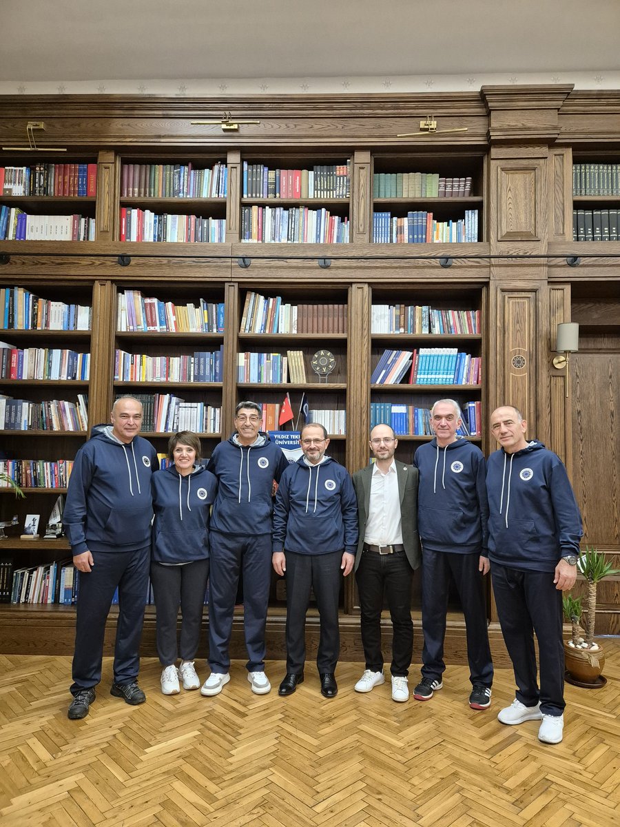 Rektörümüz Prof. Dr. Eyüp DEBİK hocamıza Beden Eğitimi Bölümü olarak hayırlı olsun ziyaretinde bulunduk. 
Üniversitemiz sporu hakkında fikir alışverişi yaptık.
Gösterdiği yakın ilgiden dolayı kendilerine teşekkür eder, yeni görevinde başarılar dileriz.