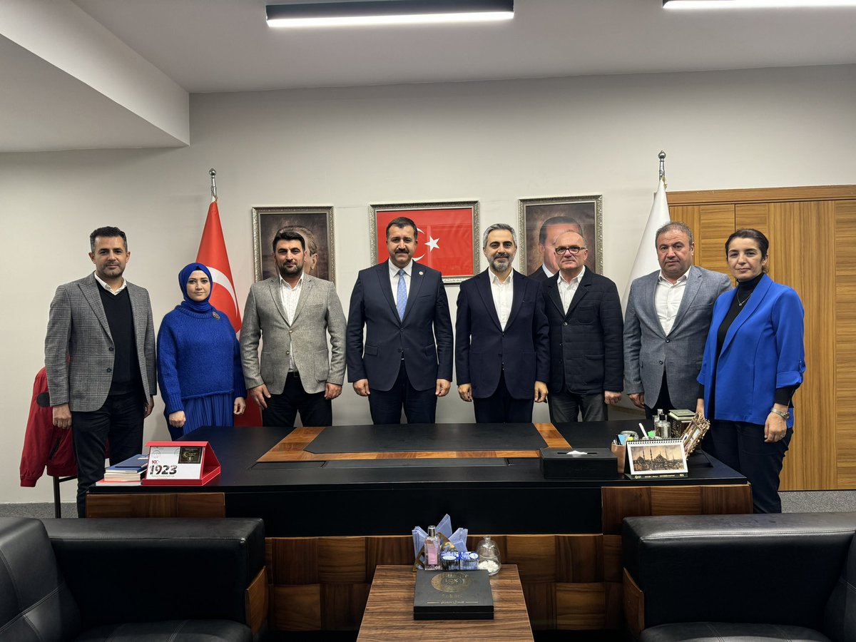 Sivas Suşehri Belediye Başkanımız <a href="/AHMET_KAYAOGLU/">Ahmet Ayhan KAYAOĞLU</a> İlçe Başkanlığımızda bizleri ziyaret ettiler.

Nazik ziyaretlerinden ötürü değerli başkanımıza çok teşekkür eder, çalışmalarında üstün muvaffakiyetler dileriz.

<a href="/atasehirakparti/">AK Parti Ataşehir</a> 
<a href="/osmannnurika/">Osman Nuri Kabaktepe</a> 
<a href="/tugbaisikercan/">Tuğba IŞIK ERCAN</a>