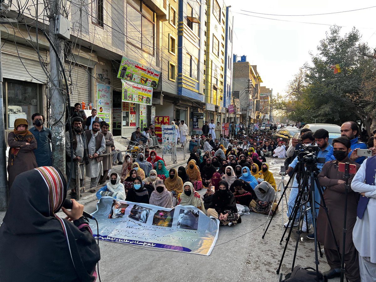 BSAC_org's tweet photo. The Students Organisations of Balochistan organised a collective protest against the unlawful arrest of students and the use of violence on students. The Protest was supported by various organizations across Balochistan, who joined in solidarity to advocate for the protection of student rights and to denounce the use of force against peaceful assembly.
More than 128 students are kept in illegal custody of police on 3MPO which is a violations and an attack on students rights. The college hostels are still closed and students are being mentally tortured which is a illegitimate punishment. 
We demand the immediate release of students and reopening of hostels, otherwise we will expand our protests throughout Balochistan. 
#SaveBalochStudents 
#BMC
#Quetta