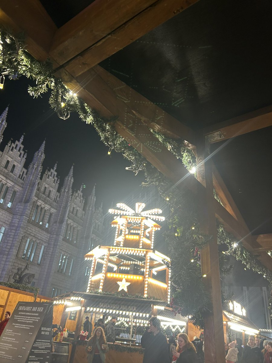Wilmadeighan1's tweet image. Feeling festive 💚at the Xmas village #meetingsanta