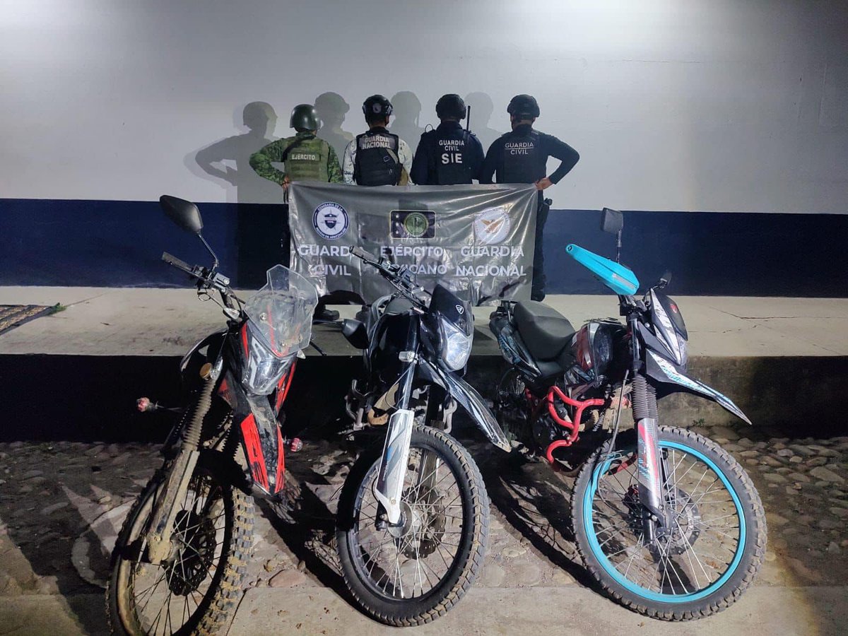 foro_militar's tweet photo. 🚨🚨🚨Michoacán Buenavista

FUERTE GOLPE A LA CÉLULA DE LOS #VIAGRAS EN EL 25 municipio de Buenavista, fueron asegurados:

-3 fusiles
-847 cartuchos
-3 motocicletas
-Equipo táctico

Los uniformados fueron agredidos por disparos de arma de fuego sin que se registraran lesionados https://t.co/JUbjvn8KDJ