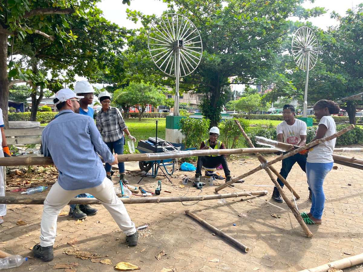 MEERsrm's tweet image. Dr. Ye Tao &amp;amp; #MEER trainees in #Freetown just tested a compression beam crafted from bamboo poles &amp;amp; reinforced with melted PET bottles for enhanced strength. This hands-on upcycling gives participants real-world experience in sustainable materials to build #climate resilience.