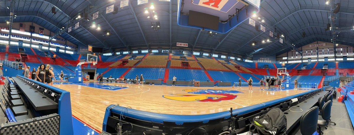 At The Phog getting ready for tonight!

Mavericks at Kansas
📻1180 am or The Varsity app
Tipoff at 630 pm
Pregame at 615 pm

#OmahaWBB
#GoMavs