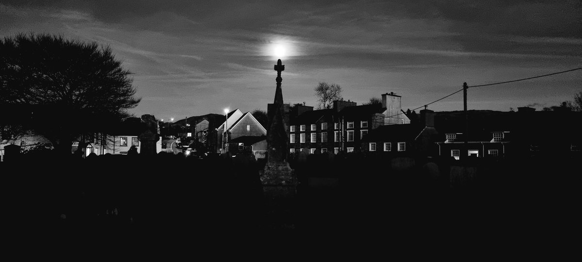 Samanthawinnet1's tweet photo. Noson yn Tachwedd #llanffestiniog .. @ErwynJ @BROcastFfestin1 @CwmniBro #sunsets #beavermoon24 #SuperMoon @Ruth_ITV @NWalesSocial https://t.co/nvYMujDF4M