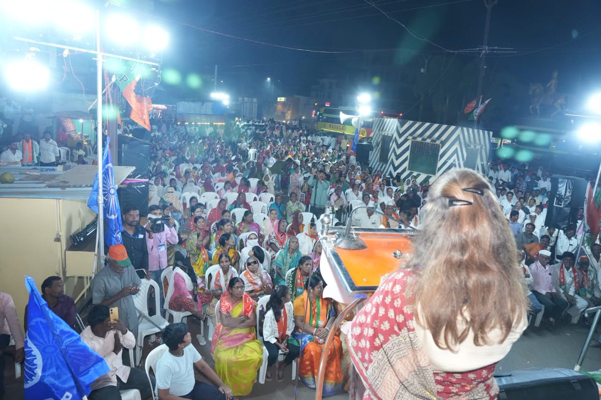 patilarchana's tweet image. लातूर शहरातील बसवेश्वर चौक येथे महायुतीची जाहीर सभा आयोजित करण्यात आली होती.

यावेळी बोलताना शिवाजीराव पाटील कव्हेकर म्हणाले की, 
ही निवडणूक आता जनतेनेच हातात घेतली आहे. भाजपा देशाचा आणि राज्याचा सर्वंकष विकास करू शकते हे जनतेच्या लक्षात आले आहे. #Devghar #drarchanapatilchakurk