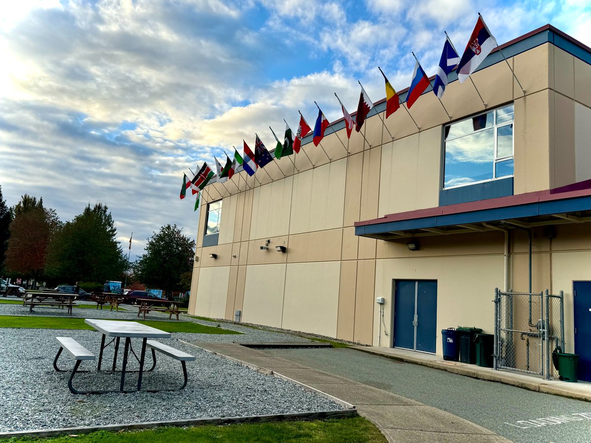 BrianaBolt284's tweet image. Joining a new school is eye-opening—seeing how a community builds #belonging. From "Kiss and Go" signs that start connection-filled mornings to flags celebrating campus diversity, every gesture reflects a #culture of trust, inclusion, and joy. 🌹 #Meadowridge #IBeducation #ISABC