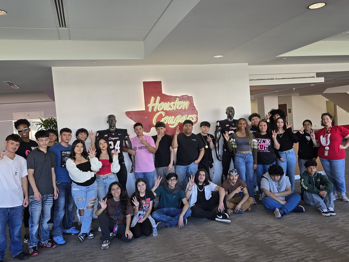 historywithedge's tweet photo. Thank you so much @MarchbanksKelly&amp; @UHCougars for the tour of Fertitta Center &amp; TDECU Stadium. Our @SamRayburn_HS students had a great time. I think you may have recruited some future Coogs. They are already planning a visit for the spring. ❤️🤍
#GoCoogs #SRHSTexans #FutureCoogs https://t.co/oIePEmuyly