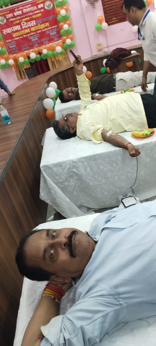 ashutoshmisra77's tweet photo. लेखपाल संघ के स्थापना दिवस पर तहशील सभागार में रक्तदान करते हुए https://t.co/vOMh44qqSI