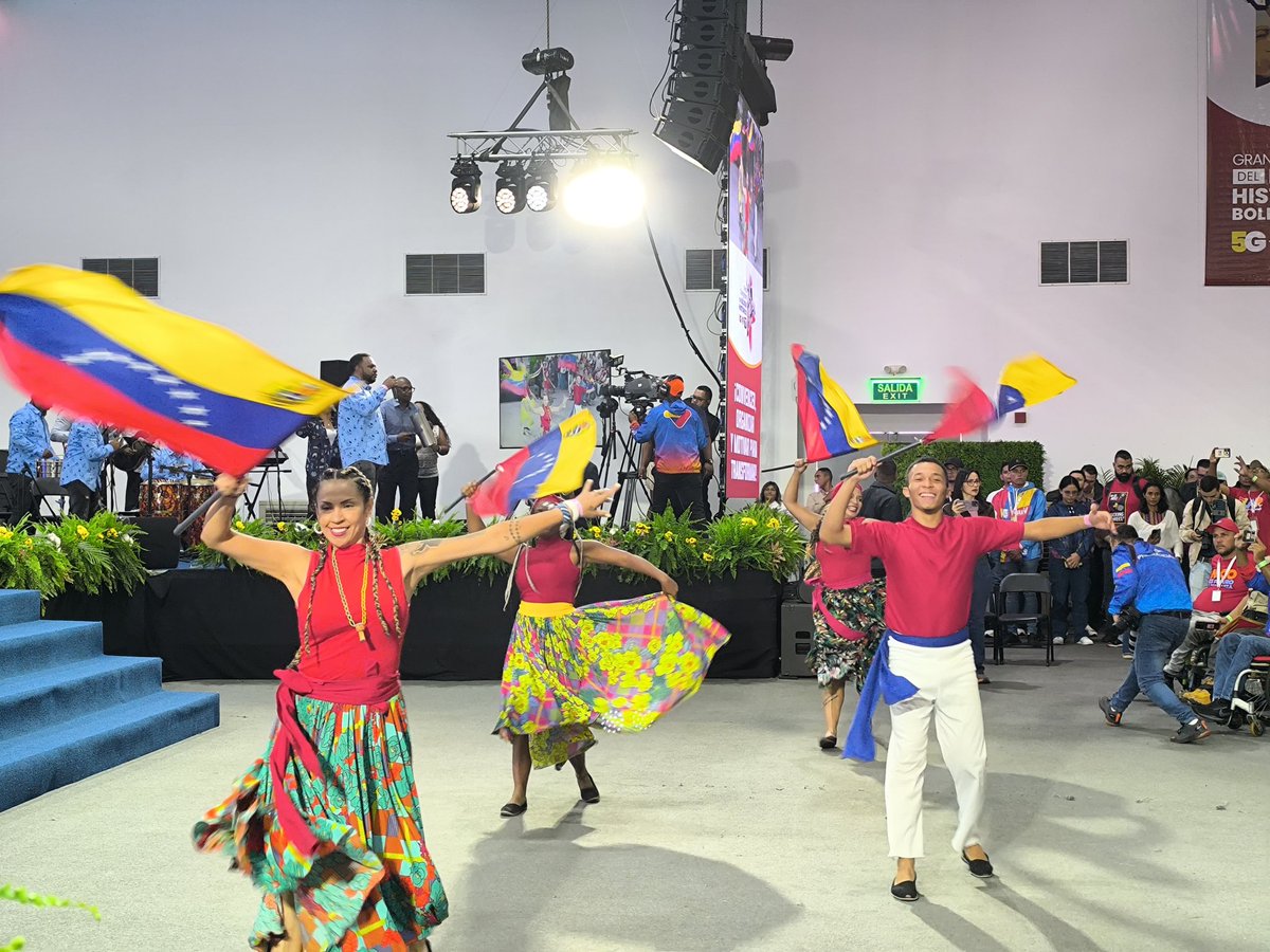 #AlMomento || Presidente de la AN, diputado Jorge Rodríguez, llega al Centro de Convenciones Parque Simón Bolívar para participar en el Congreso del Bloque Histórico Bolivariano, en compañía de la Vicepresidenta de la República Dra. Delcy Rodríguez.