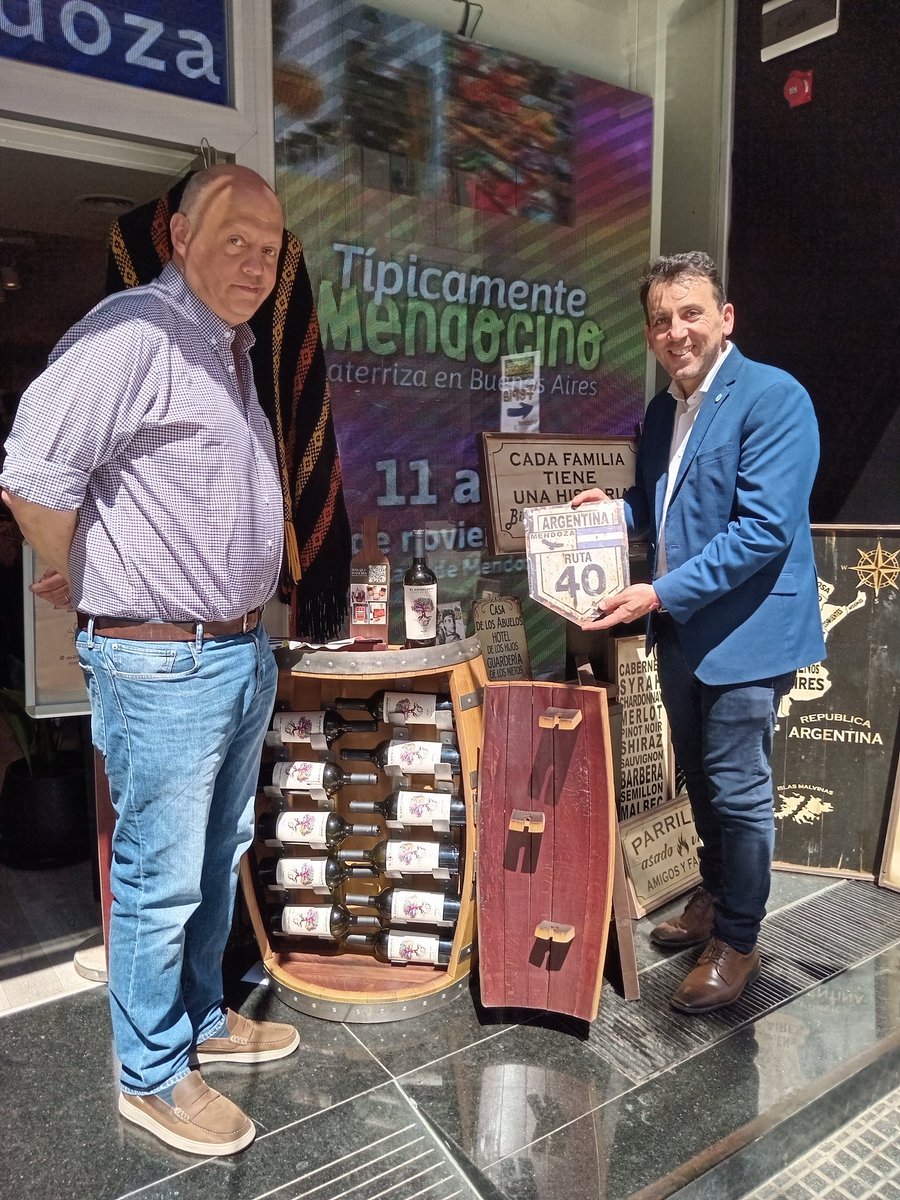 Recibimos la visita del Mtro. de Educación, Cultura, Infancias y DGE de la provincia de Mendoza Tadeo García Zalazar,  junto al Dir. de Casa de Mendoza Pablo Hortal recorrieron los stands y pudieron dialogar con los productores que han hecho posible Típicamente Mendocino en CABA.