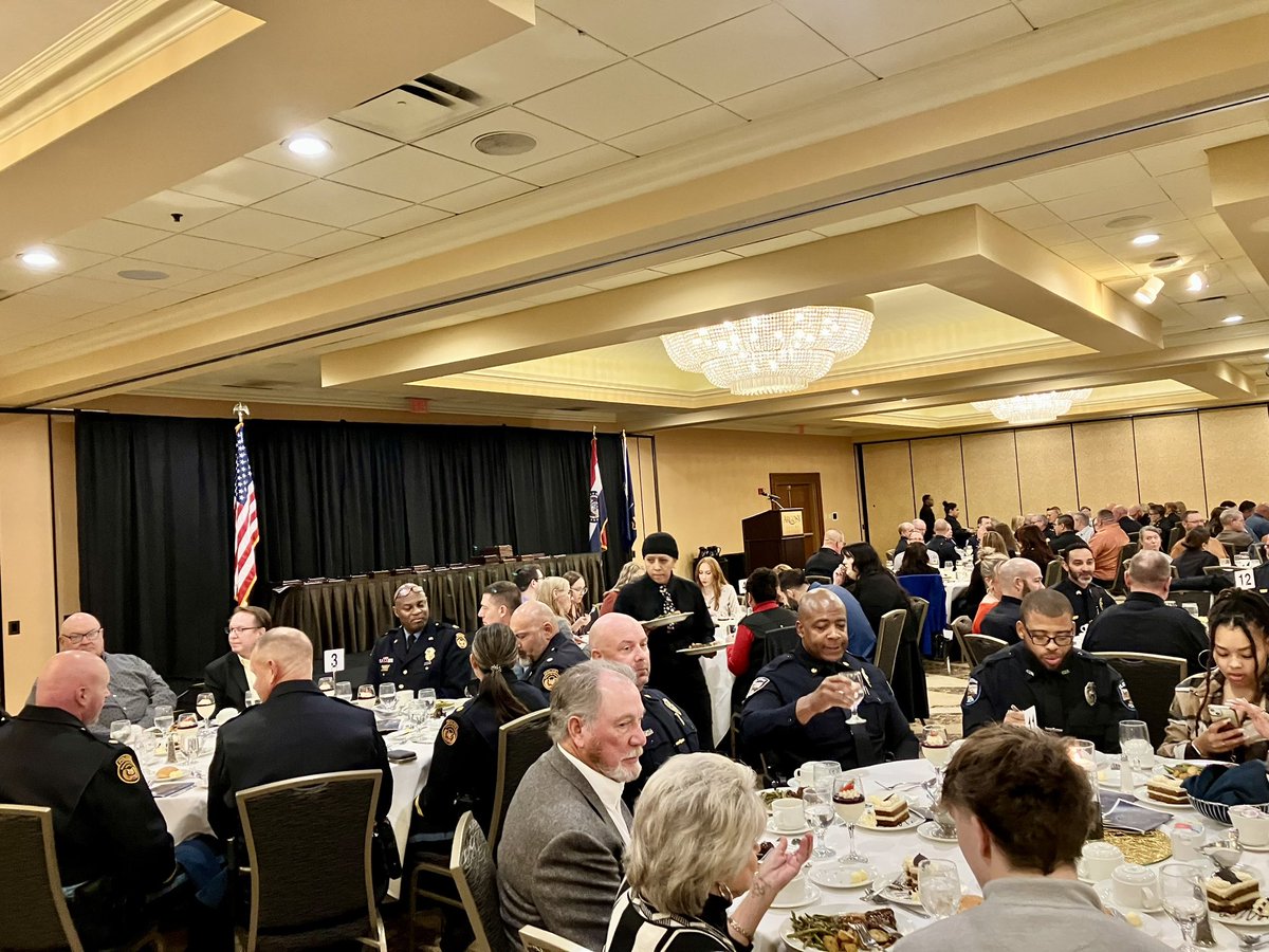 ScottArcher95's tweet photo. Ran into fellow @NorthwesternU Alum Class 580 @MarkPDFitz641 and Bill Brier at the  53rd Awards Fir Valor Ceremony held by Metro Chiefs and Sheriff’s Association. #TopShelf https://t.co/MTuN5trecb