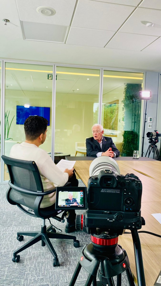 Pouco mais de uma hora conversando sobre "vitalidade", "maioria desorganizada", "batalhadores" e "pequena burguesia subjetiva" com <a href="/mangabeiraunger/">Roberto Mangabeira Unger</a>. Vai sair daqui uns dias no <a href="/canalumbrasil/">Canal UM BRASIL</a>.