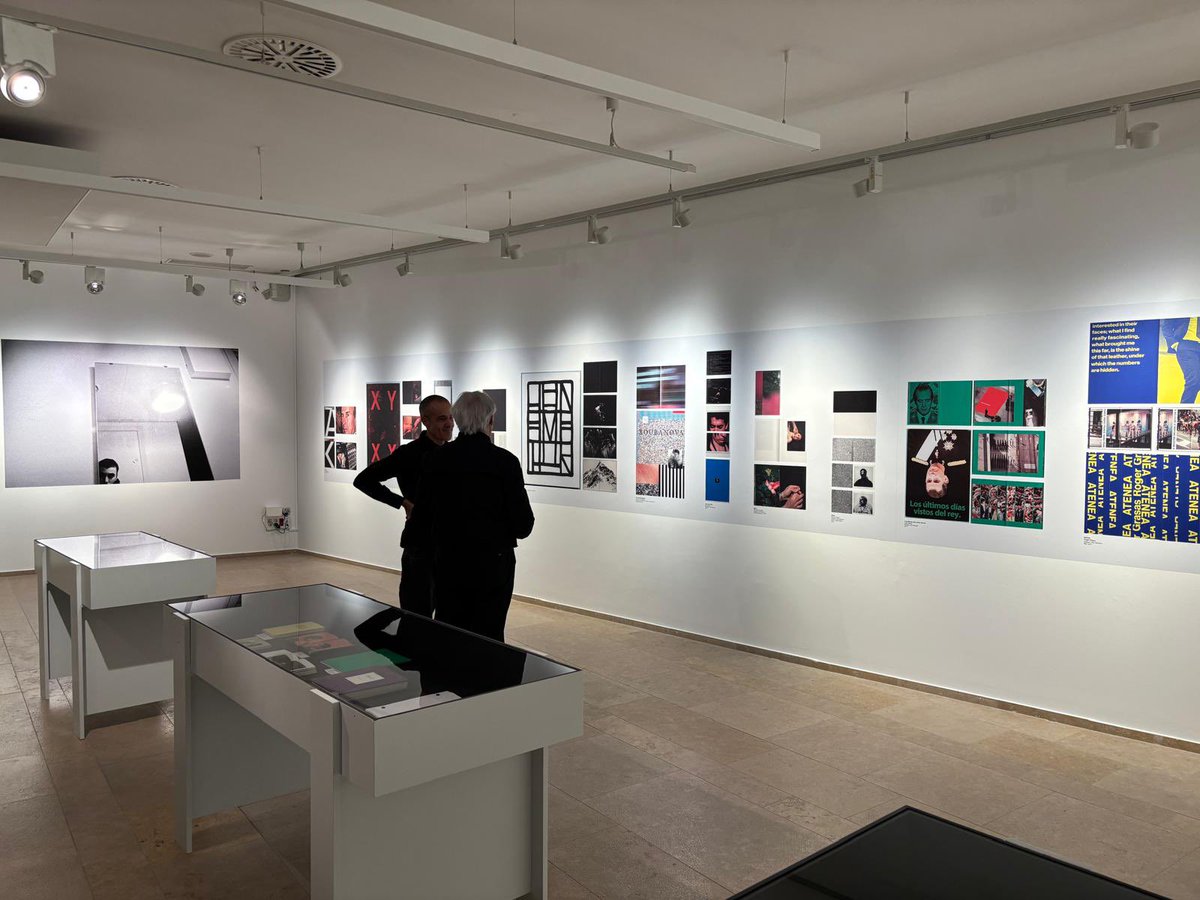 BibliotequesBCN's tweet photo. Avui s’ha inaugurat l’exposició  'Homenatge a Eloi Gimeno' a la #bbcnACentelles

📸Fotògraf i dissenyador que va transformar el panorama del fotollibre amb un plantejament radical https://t.co/lCbMrWKw0G