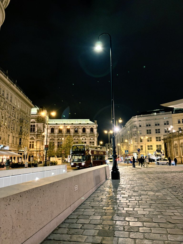 Im_Junaid_Ch's tweet image. تمہیں اس فانی دنیا میں ہر اس شخص سے
بچھڑنا ہے جس سے محبت کرتے ہو 
🫀💯🙃