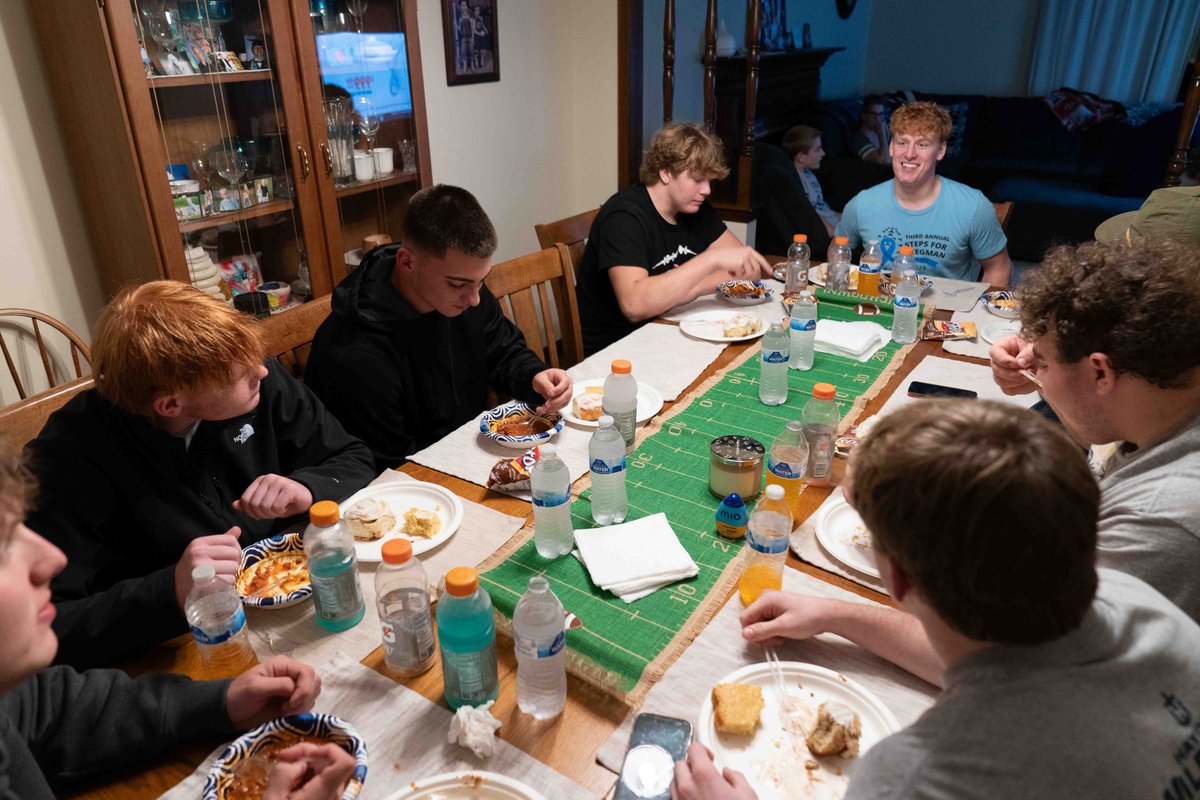 On Friday nights, they are often forgotten.

They are unsung players. 

Every Tuesday night, they are the guests of honor. 

Hayden's lineman dinner, a tradition like no other. 

STORY: cjonline.com/story/sports/h…