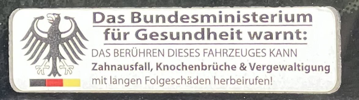 Hey <a href="/BMG_Bund/">Bundesgesundheitsministerium</a> wie findet ihr es eigentlich wenn Autos mit Aufklebern durch die Gegend fahren, die in eurem Namen schwere Körperverletzung &amp; Vergewaltigung androhen?

Frage für meinen 🇦🇹Nachbarn, der dieses Auto seines Kunden gerade ohne Kennzeichen abgestellt hat.