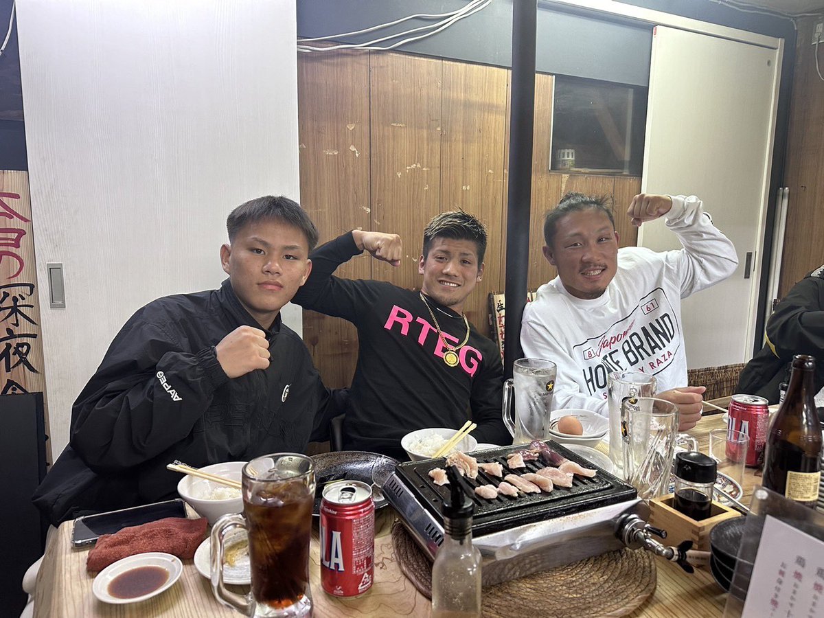 hiroking_king29's tweet photo. 11/13(水)
おめでとうの会㊗️🐔🥊

#boxing  #ボクシング 
#伊集院嵐 
#藤木勇我 
#竹本裕規トレーナー
#teamボクシング
#鶏焼専門店マルエ 
#食のスポンサー  #様 
#ヒロキング 
#福重浩輝 https://t.co/k3Bbnenh1v