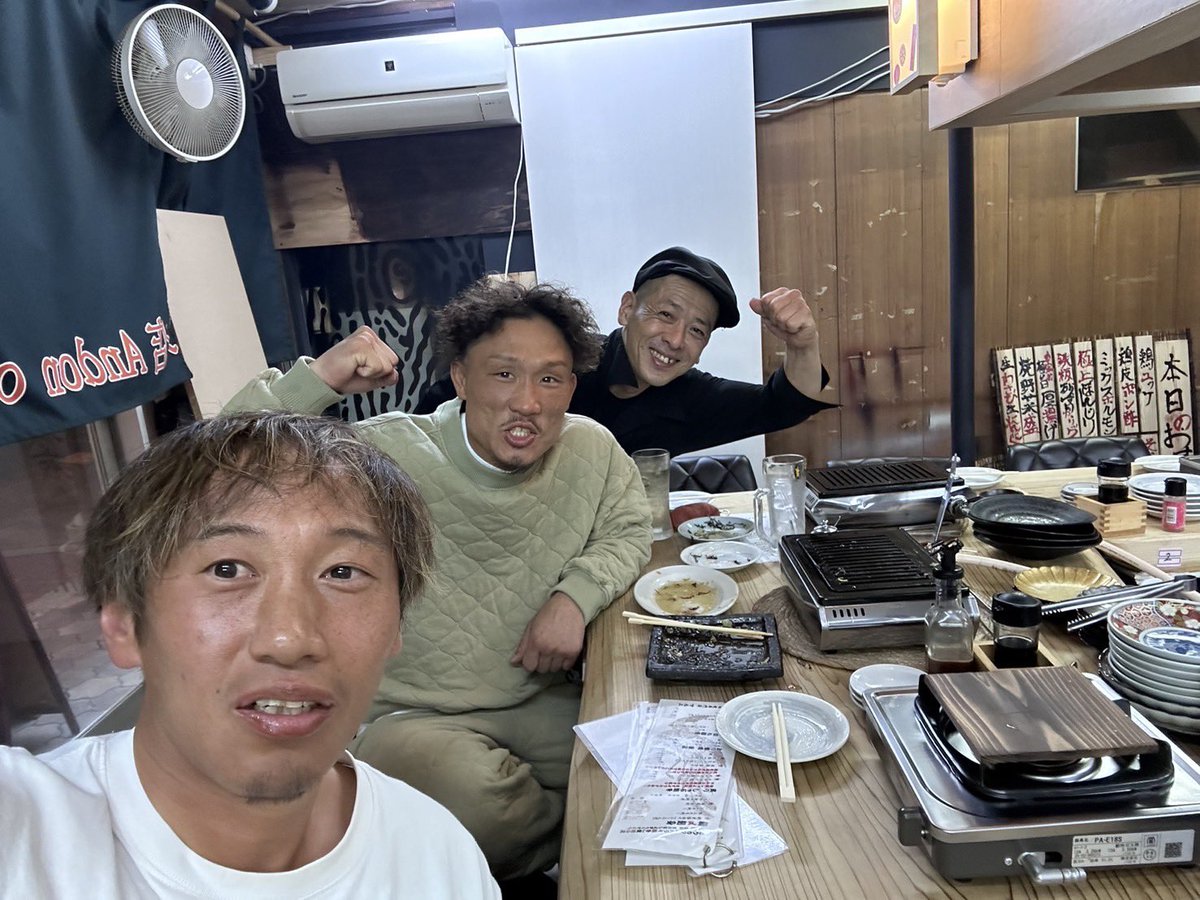 hiroking_king29's tweet photo. 11/13(水)
おめでとうの会㊗️🐔🥊

#boxing  #ボクシング 
#伊集院嵐 
#藤木勇我 
#竹本裕規トレーナー
#teamボクシング
#鶏焼専門店マルエ 
#食のスポンサー  #様 
#ヒロキング 
#福重浩輝 https://t.co/k3Bbnenh1v
