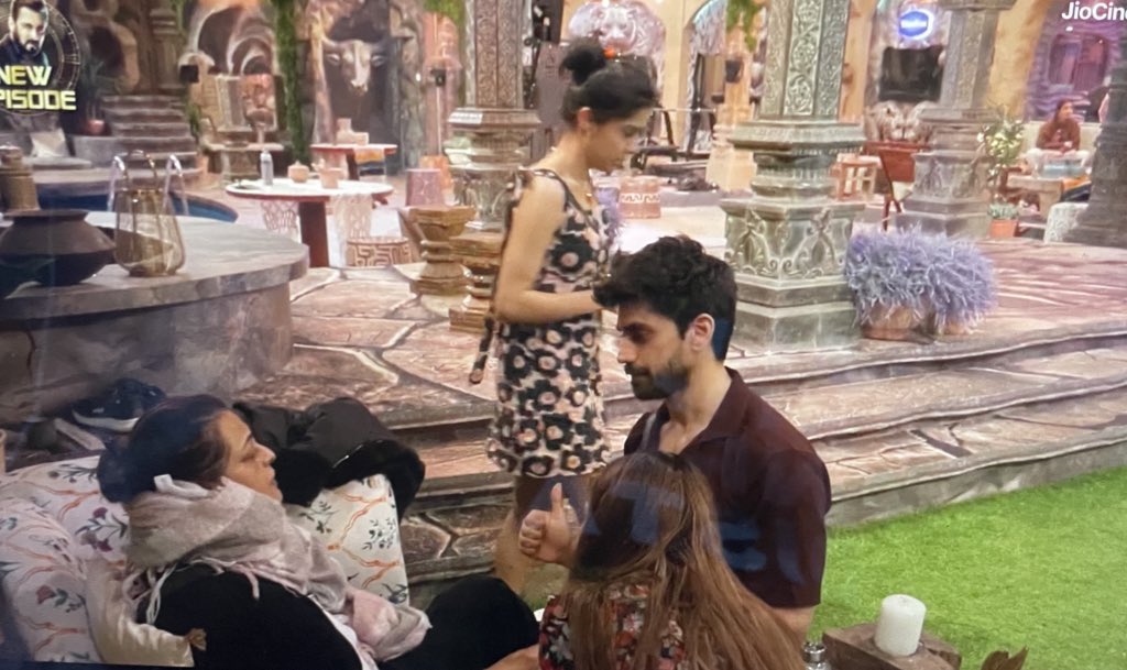 beingrachit_'s tweet photo. four separate incidents- morning afternoon evening and night- ONLY job- bitching bitching bitching bitching kv ki bitching chahat ki bitching bitching bitching bitching bitching

HATSS OFF to the ppl who like them 🤡💀

#KaranveerMehra #ChahatPandey 
#BB18 #BiggBoss18 https://t.co/Jgb5Zo6s4C