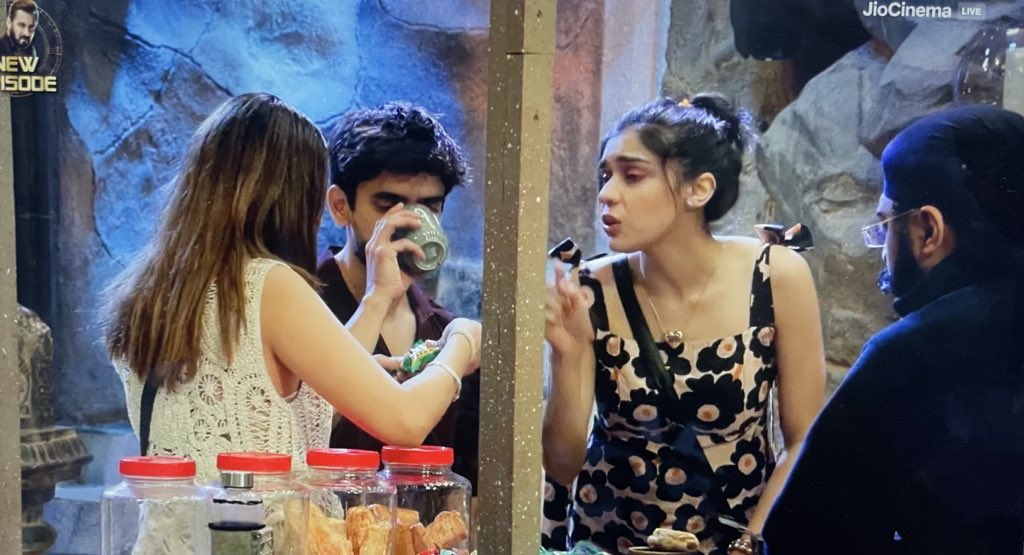 beingrachit_'s tweet photo. four separate incidents- morning afternoon evening and night- ONLY job- bitching bitching bitching bitching kv ki bitching chahat ki bitching bitching bitching bitching bitching

HATSS OFF to the ppl who like them 🤡💀

#KaranveerMehra #ChahatPandey 
#BB18 #BiggBoss18 https://t.co/Jgb5Zo6s4C
