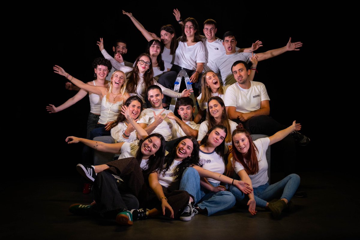 🎬 Hemen gaude! Huhezinema-ren 18. edizioko lan-taldea gara. Gurekin bat egin eta gure proiektuak ezagutu nahi badituzu, jarraitu gure bidea! 🌟 

#huhezinema #laburmetraia #mondragonunibertsitatea #huhezi #euskaraz #aretxabaleta