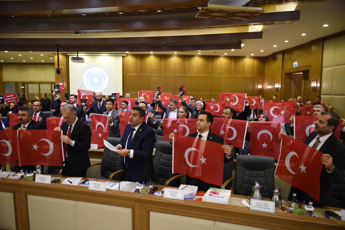 Cumhur ittifakı;🇹🇷

Vatan sevdalılarının, bayrak sevdalılarının, milletimize hizmet sevdalılarının birliğidir!

Her yerde, her alanda , her zaman bayrağımızı, devletimizin bölünmez bütünlüğünü savunanlarla aynı saftayız!

Bayrağımız ve devletimizle derdi olanlarla, terör ve