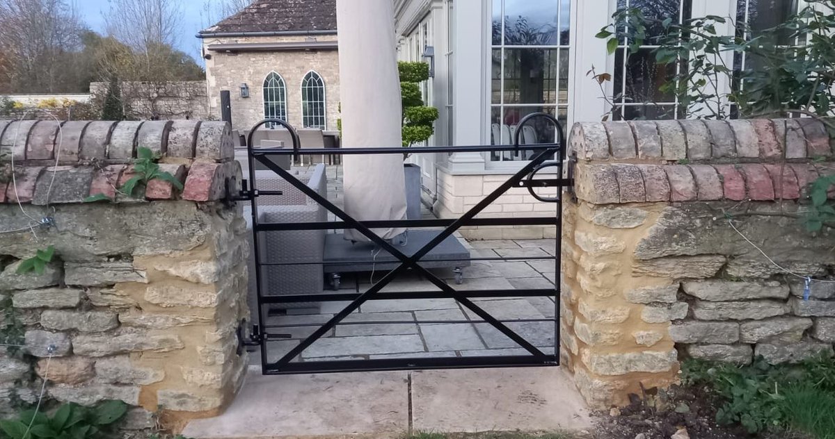 ttc_ironwork's tweet image. A little preview of one of this weeks installations in the East Midlands. 

Small bespoke gate with dog rods to prevent animals passing between the rails. 

#gate
#metalgate
#steelgate
#bespokegate
#thetraditionalco