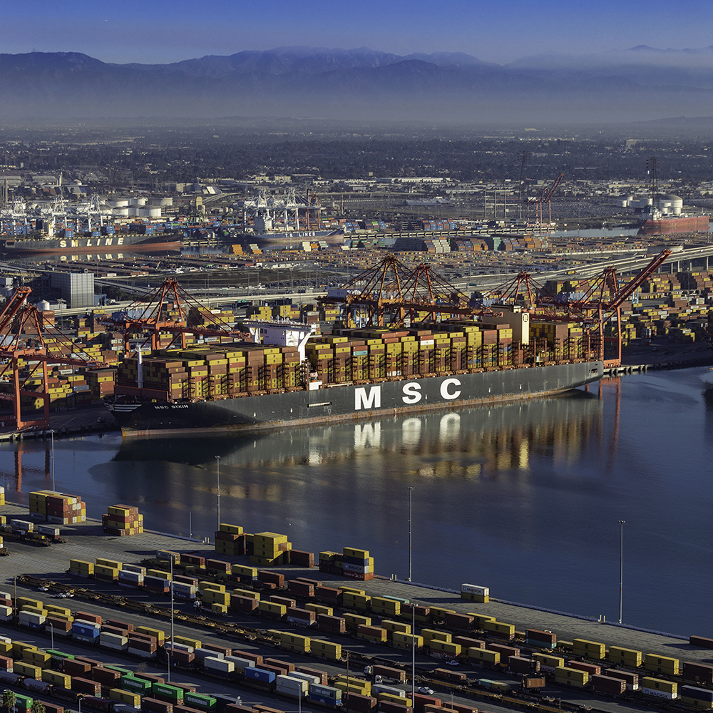 portoflongbeach's tweet photo. The Port of Long Beach reached a cargo record in October, moving nearly 1 million containers, driven by holiday demand and delayed arrivals caused by a nearby fire that affected some terminal operations in September. Read more https://t.co/BTt8DLm2vG https://t.co/tywfn3iNDE