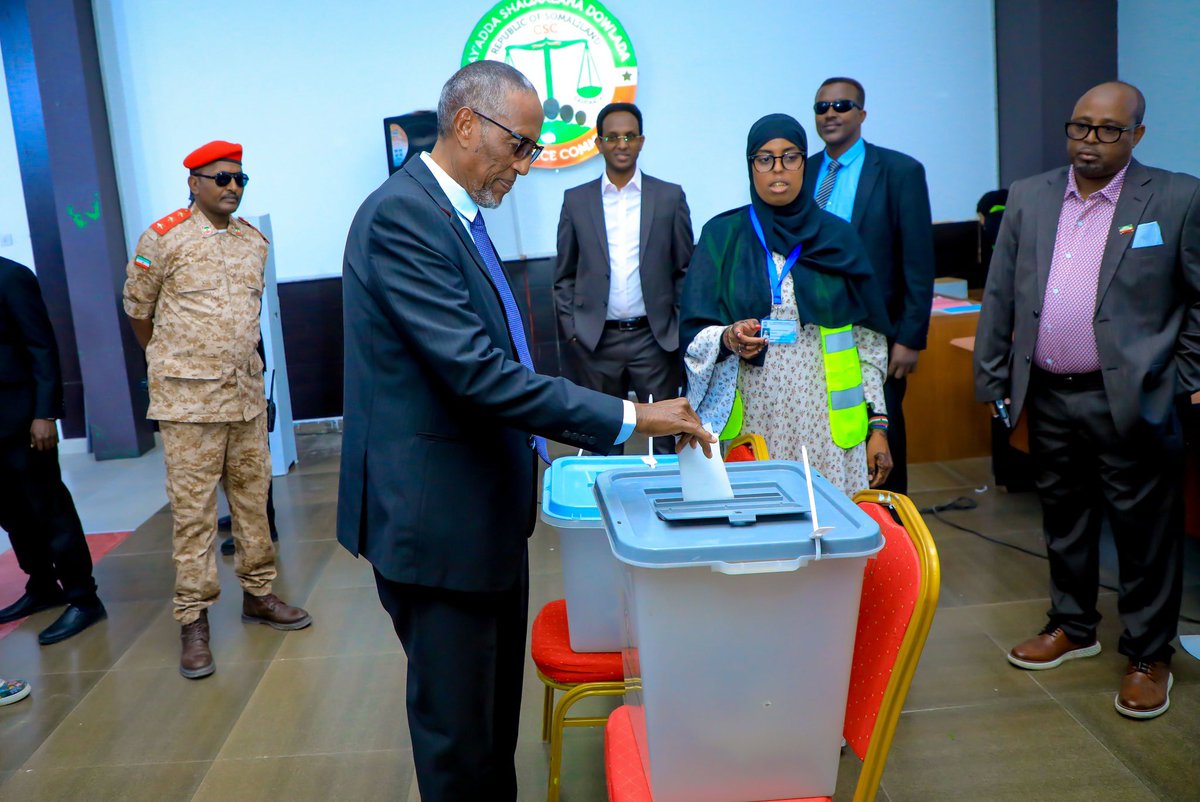 SadadMuktar's tweet photo. Hargesia (Maroodijeh) is the Electoral College of Somaliland.  Votes from the east and the west regions are dynamic and can’t directly give you the winning flag. Anyone who wins marodijeh (Hargesia) is going to be the elect president. https://t.co/iwYFL0ZuGg