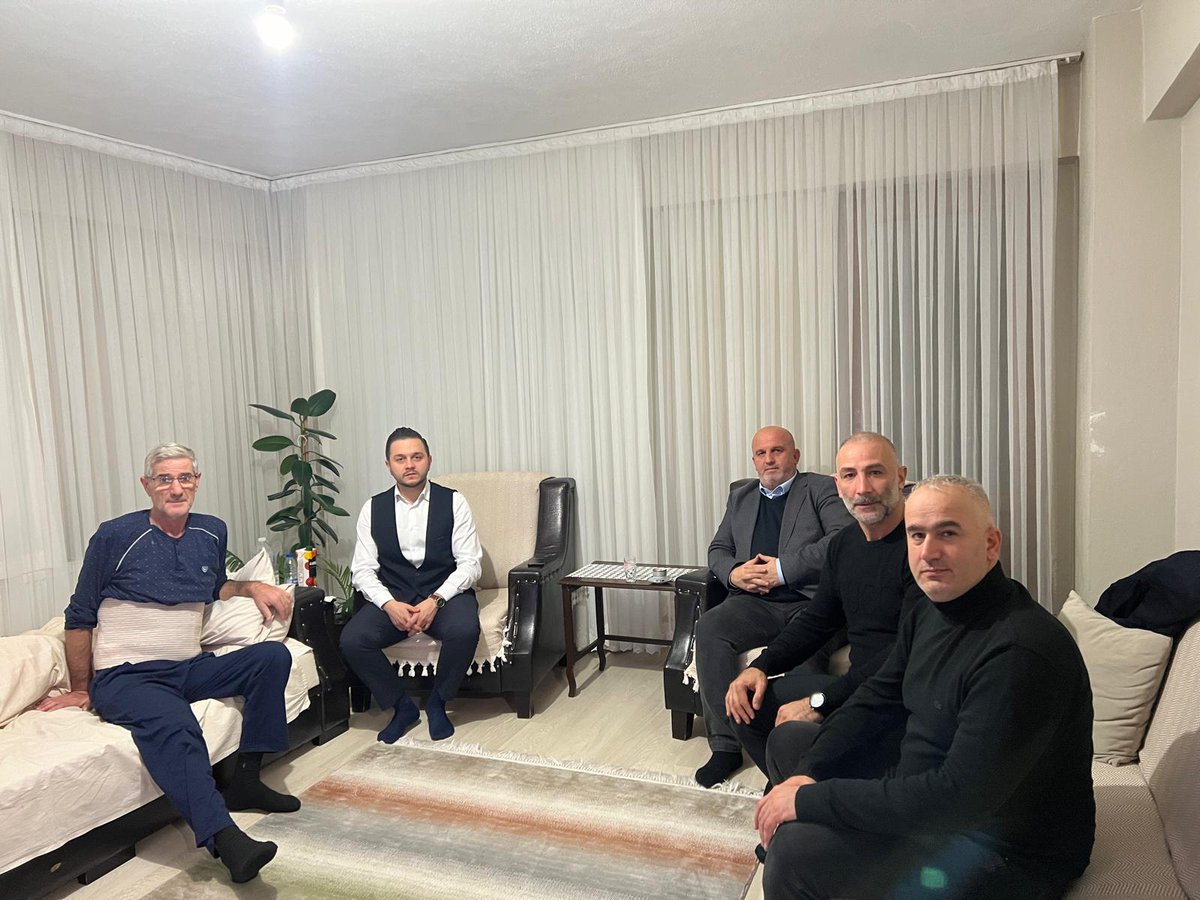 ak_sapanca's tweet photo. İlçe Başkanımız Sn. Şafak Başoğlu, Yönetim Kurulu Üyelerimiz ve Meclis Üyemiz ile birlikte ameliyat olan kurucu yönetim kurulu üyemiz Sn. Rasim Nalbantoğlu'nu ziyaret edip geçmiş olsun dileklerinde bulundular.

Tüm hastalarımıza acil şifalar dileriz. https://t.co/Mbcan9J8Md