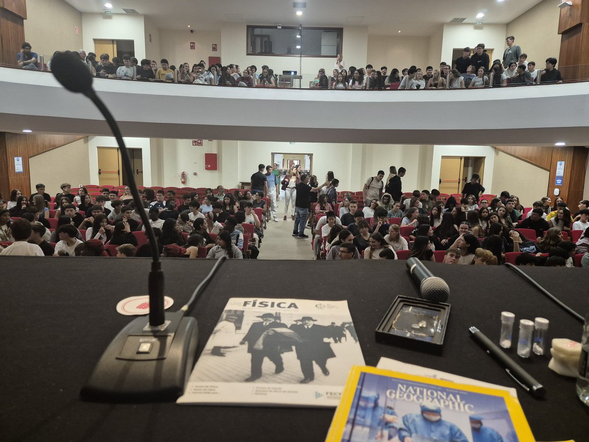 JorgeMendezRam3's tweet photo. Y la charla de BLAS CABRERA #SCIC24 @agenciaiisi no podía faltar en la isla natal de este conejero, de este canario Universal que nos demostró que se puede llegar a lo más alto en la Física. !!!Un lujo ver Salón Actos @CabildoLZ a rebosar de escolares!!! ¡¡¡Gracias LANZAROTE!!! https://t.co/pe5k16dkHd