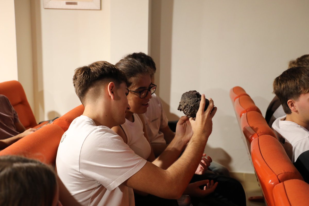 ipnacsic's tweet photo. 4ª jornada de las #SCIC24 y la #semanacienciaCSIC, hoy con @HispanoInglesTF, y seguimos pasándolo estupendamente. Todos. Alumnado y personal del #IPNA 🤩
Empezamos el 🧵 resumen con el taller 'El IPNA-CSIC de un vistazo' y las fotos oficiales 😜
#SomosCiencia #somosinnovación https://t.co/M88KRibKih