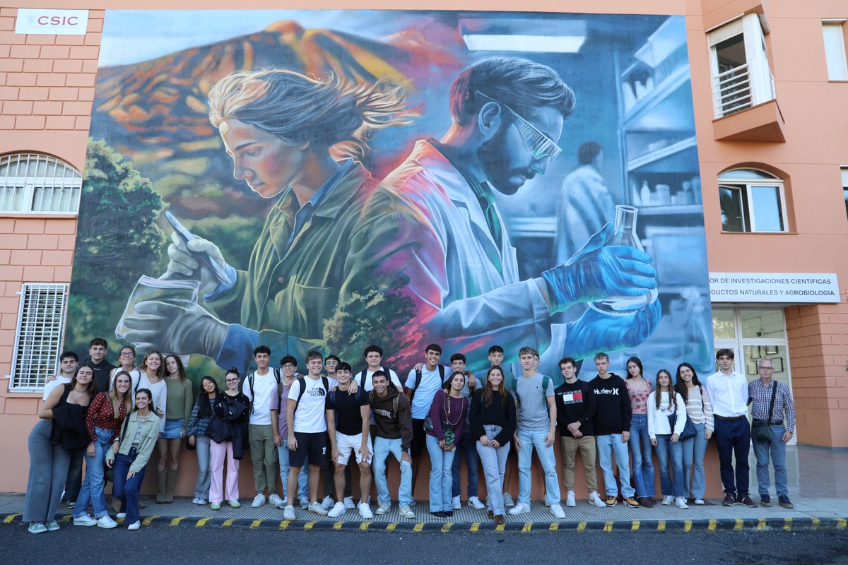 ipnacsic's tweet photo. 4ª jornada de las #SCIC24 y la #semanacienciaCSIC, hoy con @HispanoInglesTF, y seguimos pasándolo estupendamente. Todos. Alumnado y personal del #IPNA 🤩
Empezamos el 🧵 resumen con el taller 'El IPNA-CSIC de un vistazo' y las fotos oficiales 😜
#SomosCiencia #somosinnovación https://t.co/M88KRibKih