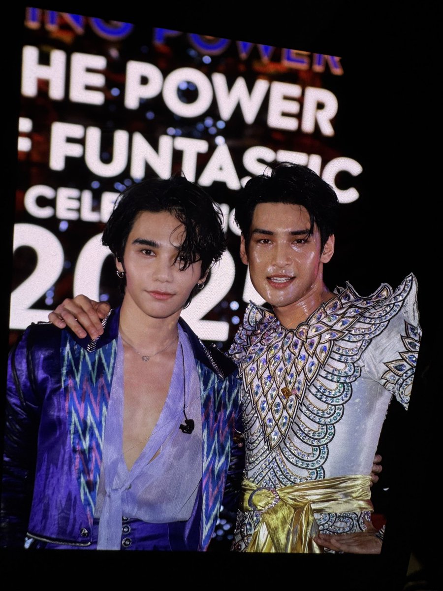 Nnattawin (@nnattawin1) on Twitter photo ขอบคุณมิตรรักแฟนๆ พ่อยก แม่ยกทั้งหลาย เชื่อว่าทุกคนต้องกลับบ้านอย่างปลอดภัย อาบน้ำกันอย่างสดชื่นกันแล้วแน่ๆ วันนี้ทุกคนเจ๋งมาก เลยส่งทุกคนเข้านอนด้วยรูปคู่ <a href="/jeffsatur/">𝗝 𝗘 𝗙 𝗙 𝗦 𝗔 𝗧 𝗨 𝗥 (罗杰夫)</a> และ สไตล์การแต่งหน้าผิวแทนฉ่ำๆ แบบดิวอี้ 55 #KingPowerFuntasticxAPO ขอบคุณมิตรรักแฟนๆ พ่อยก แม่ยกทั้งหลาย เชื่อว่าทุกคนต้องกลับบ้านอย่างปลอดภัย อาบน้ำกันอย่างสดชื่นกันแล้วแน่ๆ วันนี้ทุกคนเจ๋งมาก เลยส่งทุกคนเข้านอนด้วยรูปคู่ <a href="/jeffsatur/">𝗝 𝗘 𝗙 𝗙 𝗦 𝗔 𝗧 𝗨 𝗥 (罗杰夫)</a> และ สไตล์การแต่งหน้าผิวแทนฉ่ำๆ แบบดิวอี้ 55 #KingPowerFuntasticxAPO