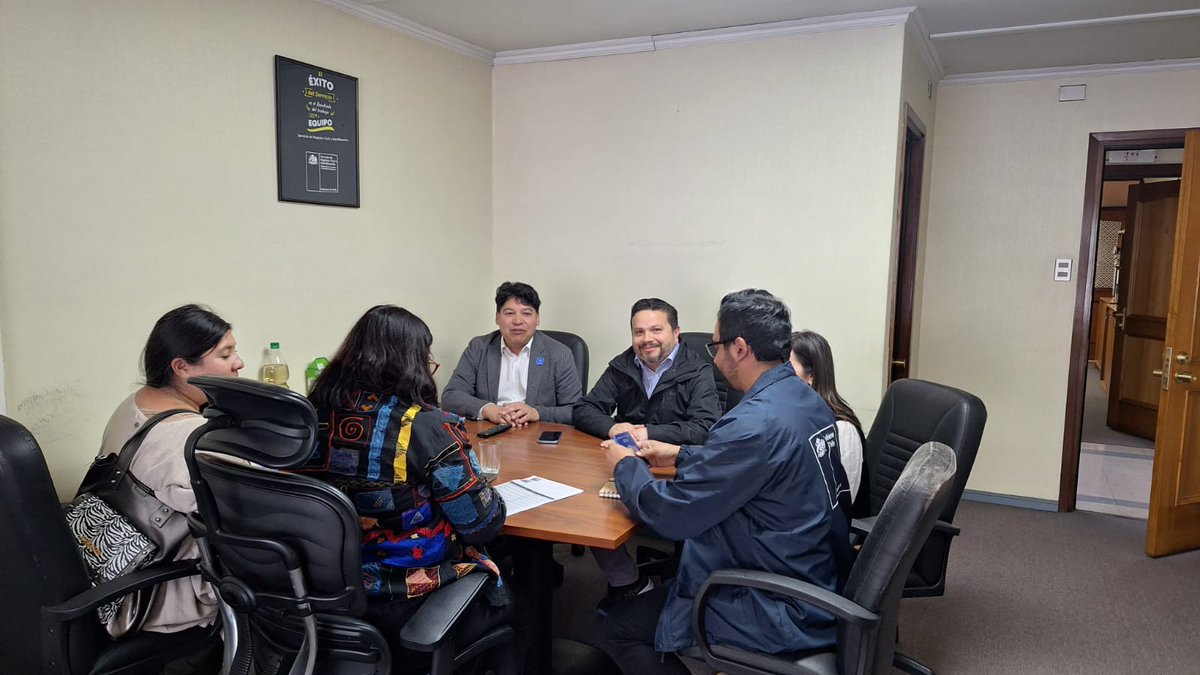 Esta tarde nos reunimos con los equipos de comunicaciones de <a href="/DPRLosRios/">Delegación Presidencial Regional de Los Ríos</a> <a href="/MinjudhLosRios/">Seremi Justicia y Derechos Humanos Los Ríos</a> y <a href="/vocerialosrios/">Vocería de Gobierno Los Ríos</a> ocasión en que nuestra DR Carla Peña <a href="/carlapenarios/">Carla Peña Rios</a> explicó cómo será el despliegue en la implementación del nuevo sistema de identificación #ValdiviaCl #ElRanco #LosRiosCl