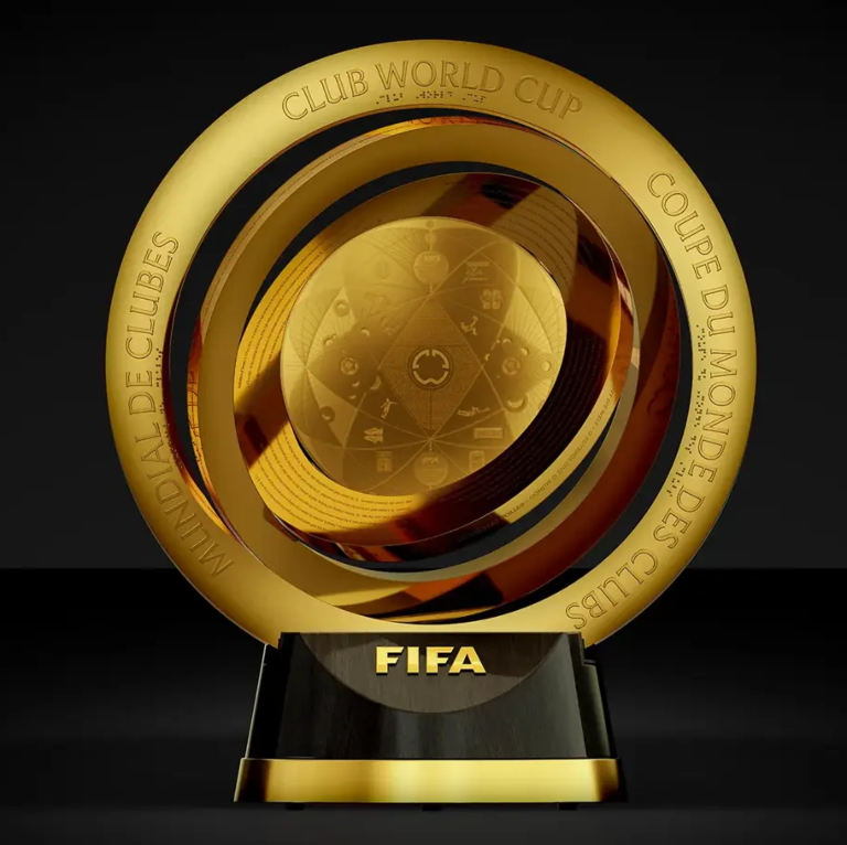 InvictosSomos's tweet photo. La FIFA lo presentó oficialmente. Con ustedes, el trofeo del NUEVO MUNDIAL DE CLUBES. Una colaboración con Tiffany & Co. Un diseño inspirado en estos elementos: los discos de oro que la NASA llevó al espacio en las naves Voyager, la tabla periódica, las travesías de los pioneros y la astronomía. Este será el título que irá al museo del club que conquiste la primera edición del torneo el próximo 13 de julio de 2025.