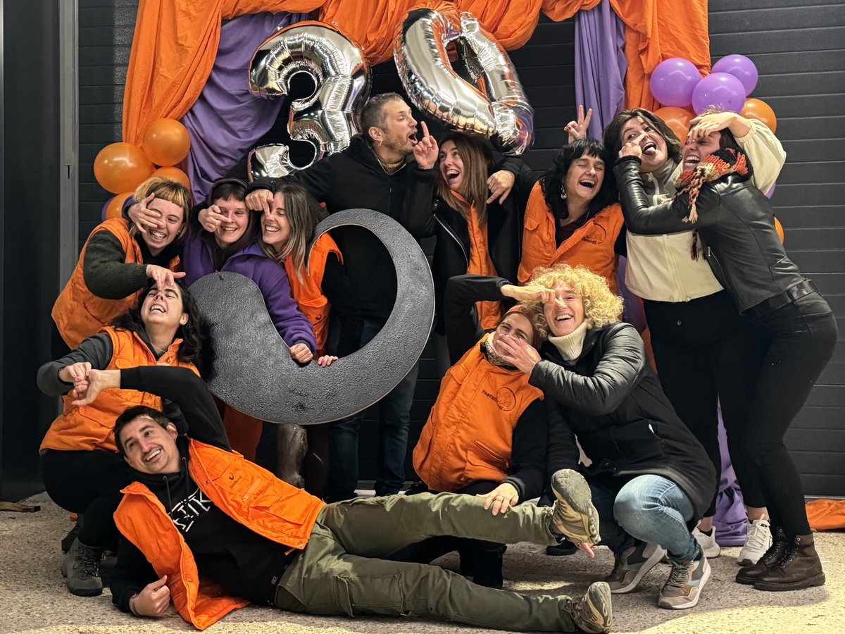 🤸‍♀️Zorionak <a href="/Txatxilipurdi/">Txatxilipurdi</a> ! 30 urtez aisialdi hezitzaile euskaldunean lan eginez. Belaunaldi berriekin herri justu eta euskaldunago bat ereiten. Eredu zarete! Eskerrik asko zuen lanagatik! Irudi berria, baina ilusio berbera! 🙌