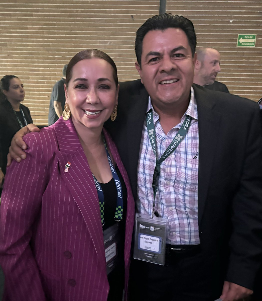 saavedramike76's tweet photo. Un honor conocer en el @TecdeMonterrey a @nenaorantes @ConsulMexHou y Presidenta Internacional de @50mas1Mx Quien participó en @incMTY con el Panel: #InnovacionYComercio 🇲🇽 🇺🇸 en #incMTYSummit #TecdeMonterrey #NegociosTEC #EmprendimientoTEC #Mexico #Houston https://t.co/ofwZuCiE8r