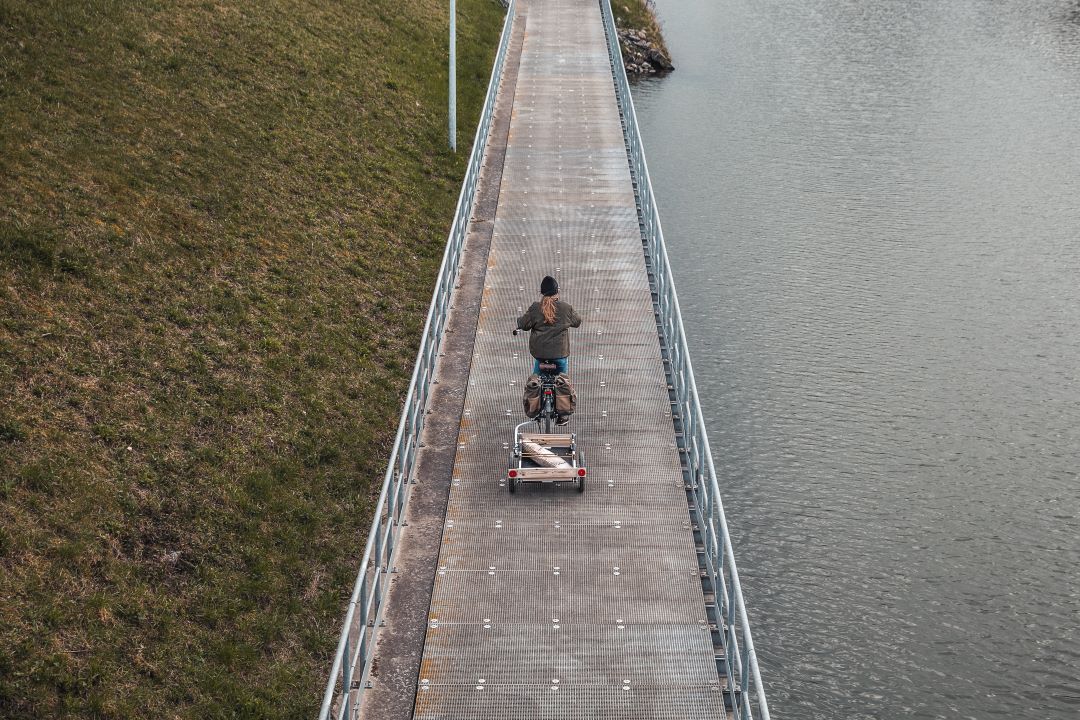 Who needs rush hour traffic when you can take the road less traveled with a cargo trailer? 🚲🌲 Escape the chaos and turn your daily commute into a workout session! Stay fit, avoid stress, and enjoy the scenic route! #Burley #RideYourWay