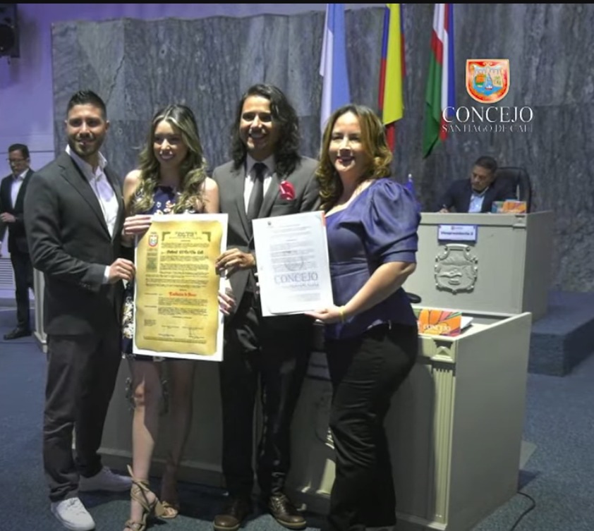 FelipeRamois's tweet photo. GRACIAS TOTALES!💚
Hoy el honorable @ConcejoCali condecoró al Festival @100En1diaCALI por su aporte a la cultura ciudadana, el medio ambiente y el espacio público
Dedicamos el reconocimiento a los colectivos ciudadanos q le regalan tanto amor a la ciudad
#MovetePorCali
ALEGRÍA https://t.co/h6CZQkoWJv